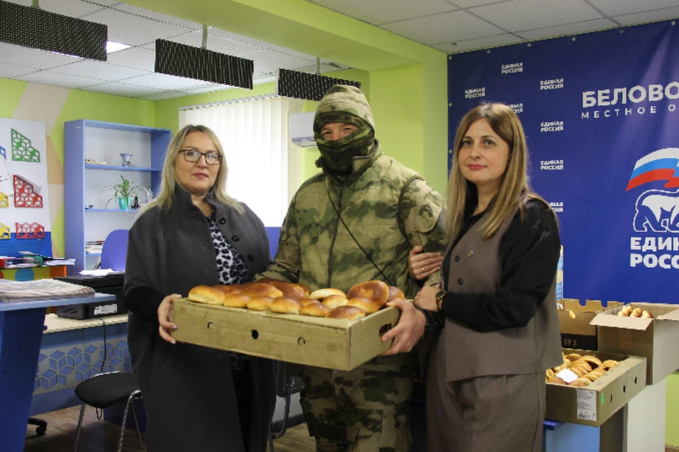 Ко Дню народного единства женщины Беловодского района решили порадовать бойцов СВО домашней выпечкой. ФОТО: ЕР