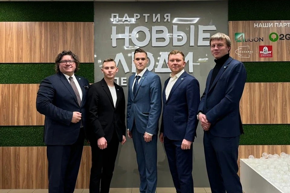 Депутаты фракции «Новые люди» в краевом Заксобрании сфотографировались с новыми членами краевого молпарламента. Фото: Региональное отделение в Пермском крае Политической партии «Новые люди».