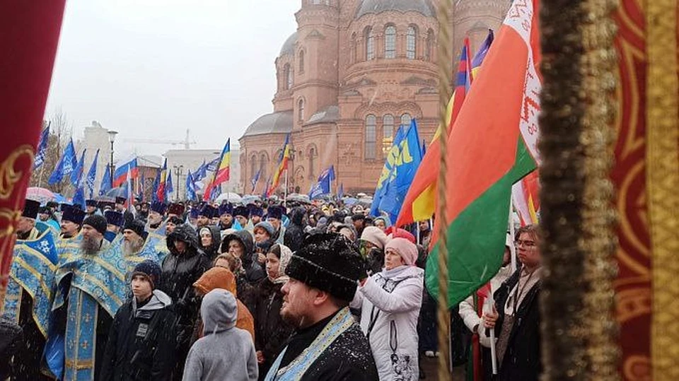 У храма Александра Невского было очень многолюдно. Фото: Администрация Волгоградской области.