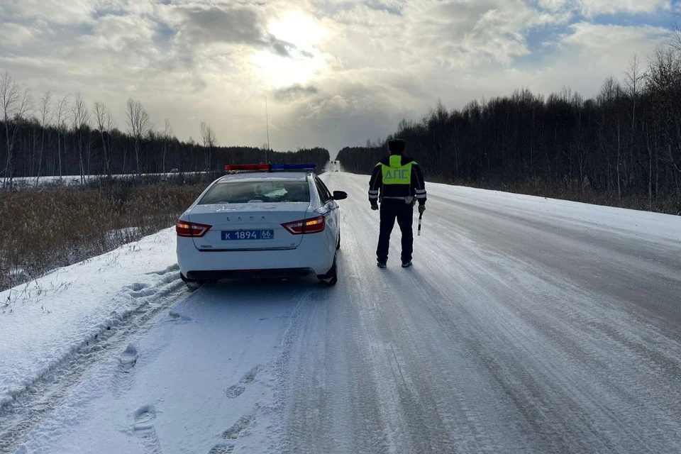 Госавтоинспекция временно ограничила движение пассажирского транспорта на Серовском тракте. Фото: Госавтоинспекция Свердловской области.