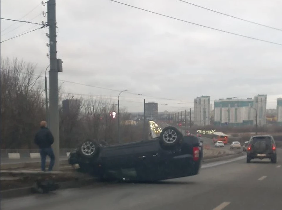 Иномарка перевернулась перед Молитовским мостом в Нижнем Новгороде