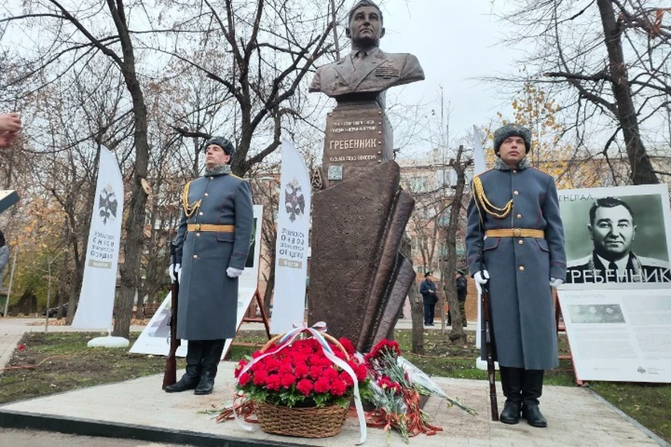 Бюст уроженцу Луганщины герою-чекисту торжественно открыли в Луганске. ФОТО: Архив "КП"