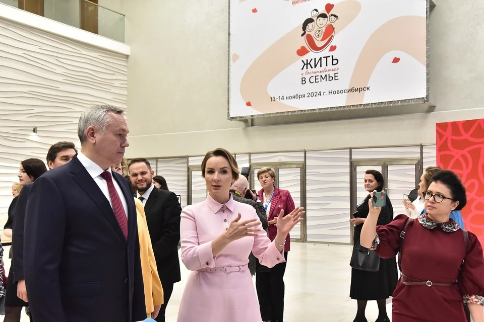 Новосибирские многодетные семьи попросили Марию Львову-Белову достроить храм. Фото: пресс-служба правительства Новосибирской области