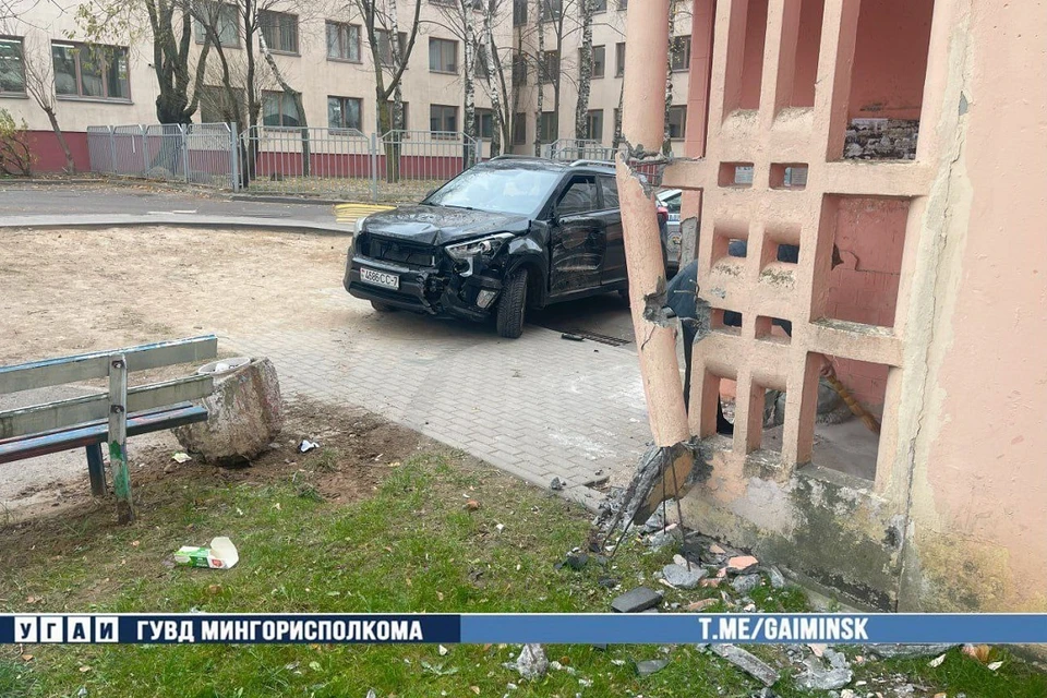 В Минске водитель въехал в жилой многоэтажный дом. Фото: УГАИ ГУВД Мингорисполкома.