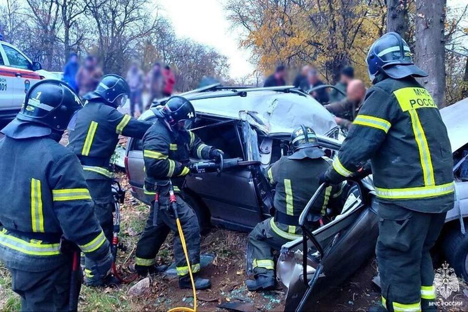 Водитель автомобиля "Opel Omega" был зажат в легковом автомобиле в результате ДТП. ФОТО: ГУ МЧС России по Запорожской области