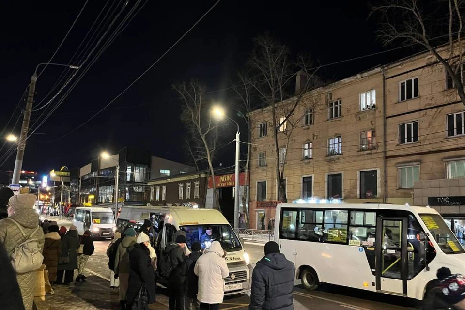 В ожидании маршруток с Центрального рынка.