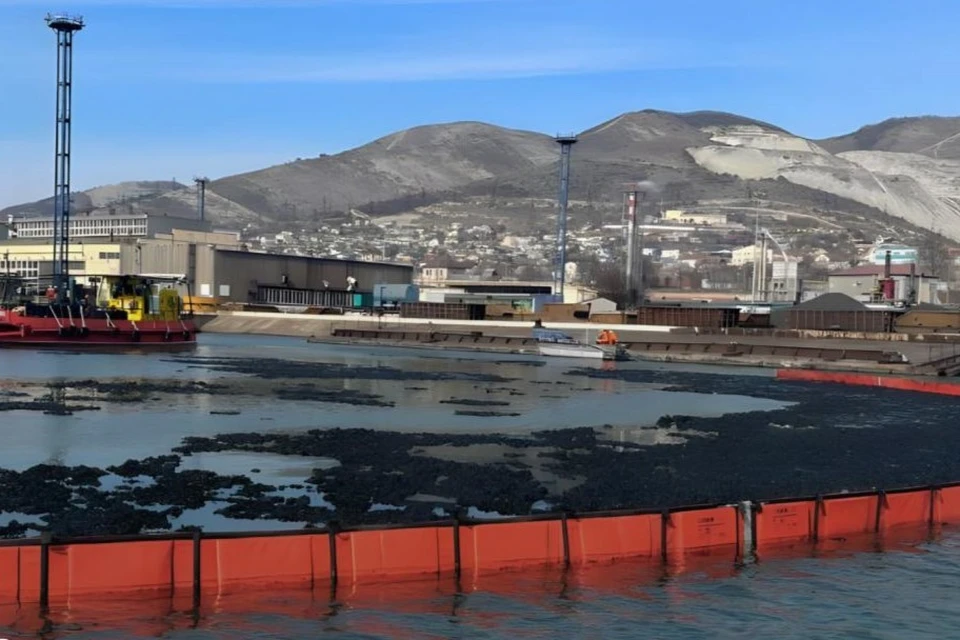 С владельца судна взыскали ущерб за разлив нефти в море в Новороссийске Фото: t.me/radionovasg