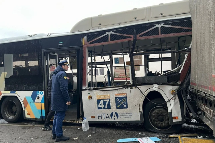 «На улице темно, я ничего не видел»: Пассажиры автобуса, влетевшего в фуру под Петербургом, рассказали о странной реакции водителя