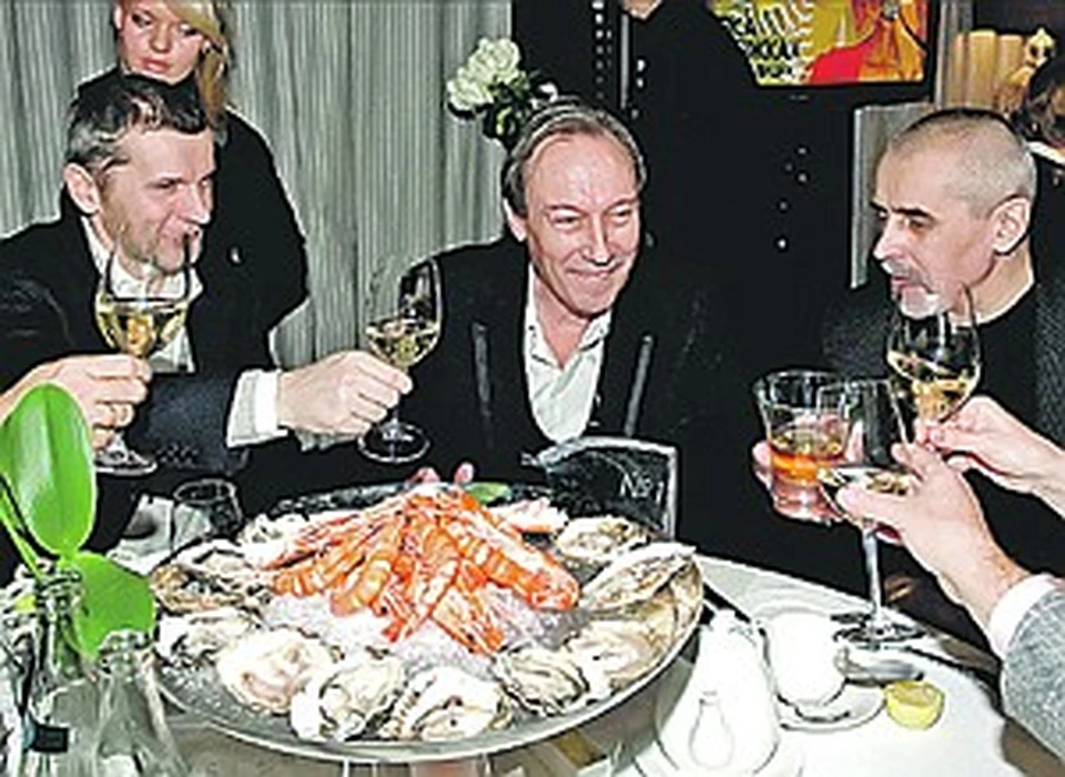 Блюда и напитки «стиляга» Янковский (на фото в центре) тоже предпочитает изысканные.