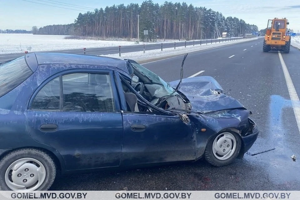 Легковой Hyundai врезался в погрузчик под Гомелем. Фото: УВД Гомельского облисполкома.