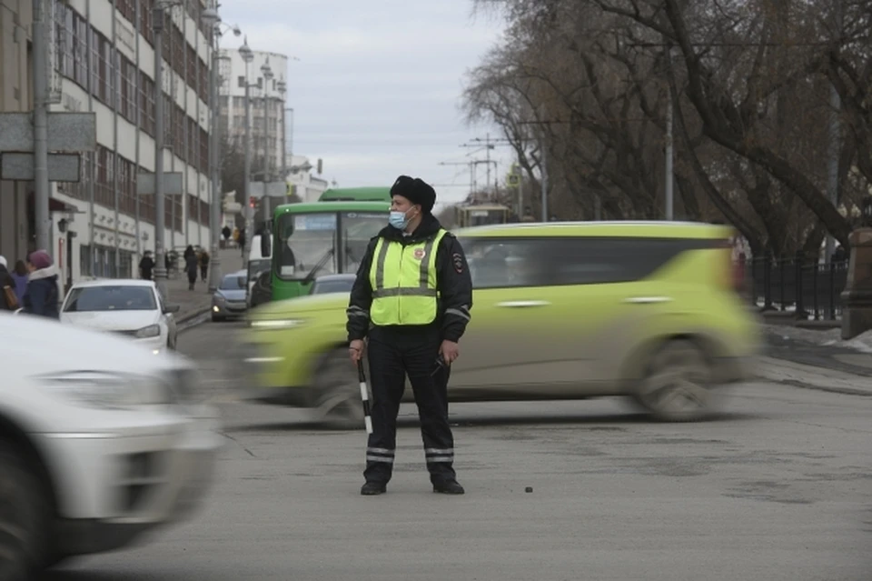 Мужчина помог жене завернуть на заправку.