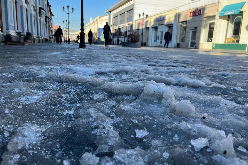 За ночь улицы города превратились в каток.