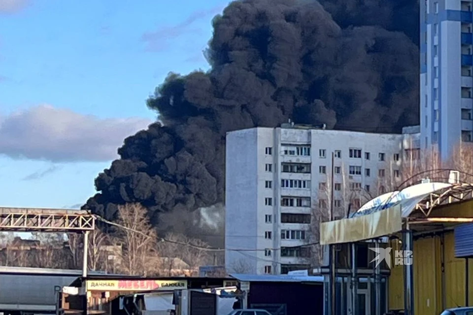 Черное облако дыма было отлично видно из соседних домов. Фото: предоставил очевидец