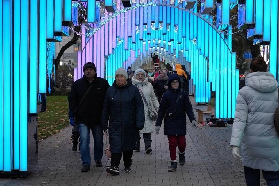 Красная улица преображается к Новому году. Фото: Юрий Будильников