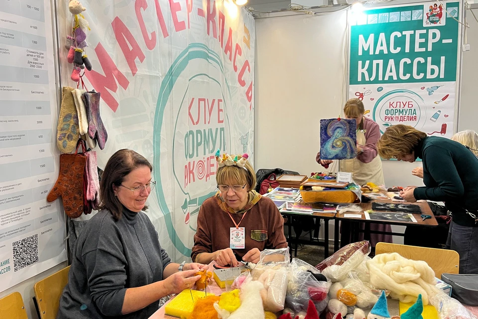 Взрослые и дети могли попробовать свои силы в творчестве и поучаствовать в мастер-классах. Фото: Арина Литвин.