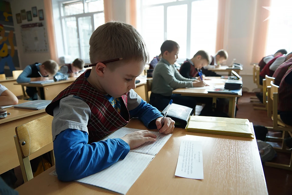 В Мурманской области продолжается оптимизация бюджетных учреждений: школы и садики, где стало меньше детей, чем положено по правилам, объединяют друг с другом или проводят укрупнение внутри.