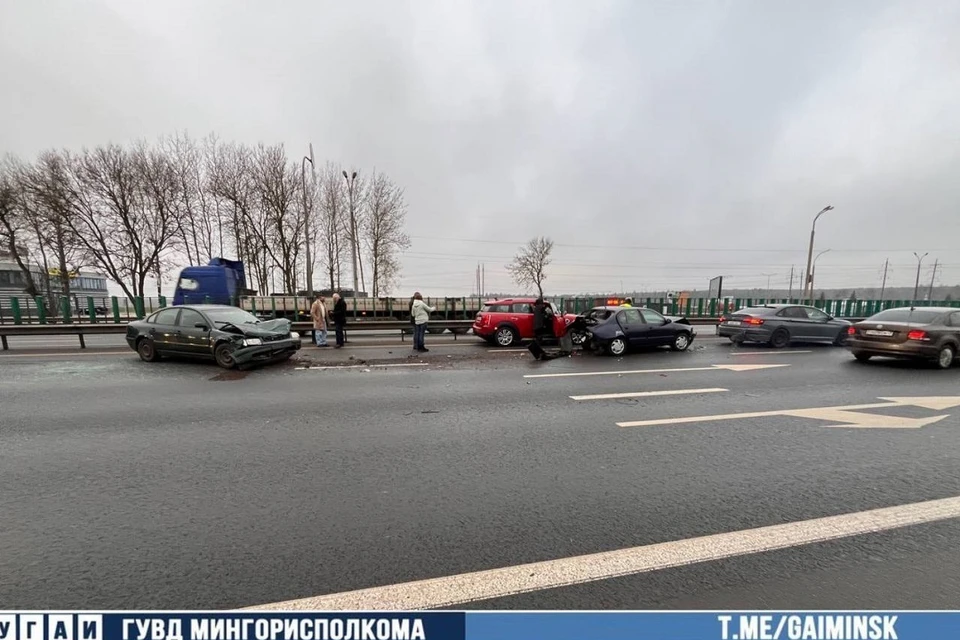 Сразу четыре легковушки столкнулись в Минске на МКАД. Фото: УГАИ ГУВД Мингорисполкома.