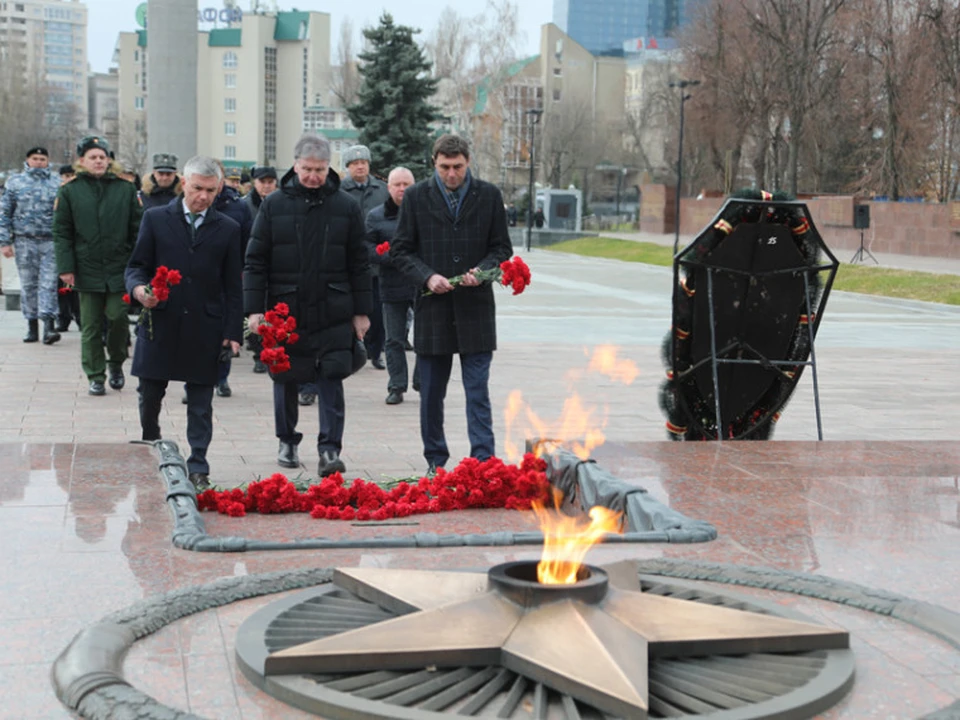 Мэр Воронежа Сергей Петрин, председатель Воронежской городской Думы Владимир Ходырев и депутат Государственной Думы Евгений Ревенко возлагают цветы к могилы Неизвестного солдата.