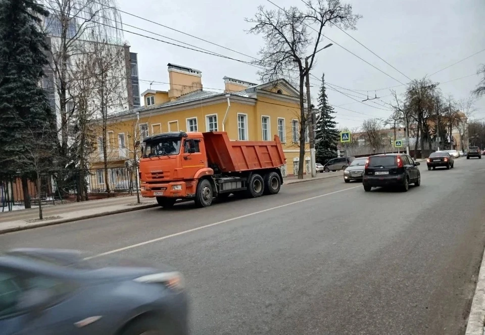 В центре Калуги «КамАЗ» сбил двоих детей