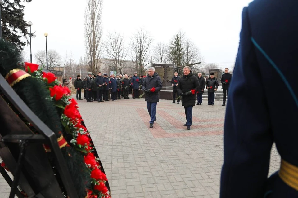 Почтить память павших героев пришел губернатор Воронежской области Александр Гусев.