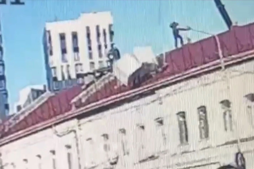 Рулон поломался на две части. Фото: принтскрин видео прокуратуры Приморья.
