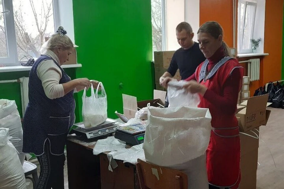 Продуктовые наборы выдали льготникам Каховского округа. Фото: администрация Каховского округа