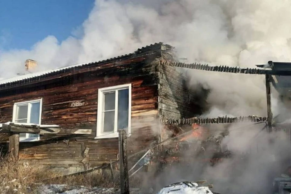 В Иркутской области мужчина погиб, спасая 15-летнюю внучку из пожара.