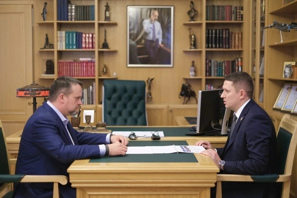 Министр транспорта Новгородской области Константин Куранов отчитался губернатору Андрею Никитину о результатах работы в 2024 году. Фото: пресс-служба правительства региона.