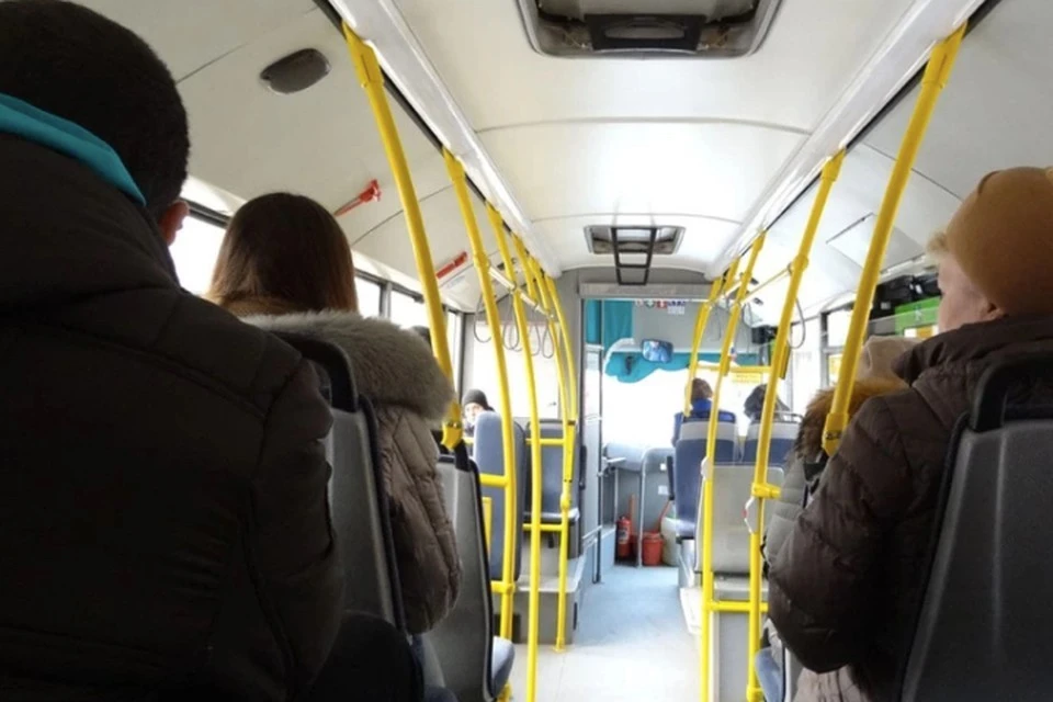 Пенсионерка выходила из автобуса на улице Семена Данилова