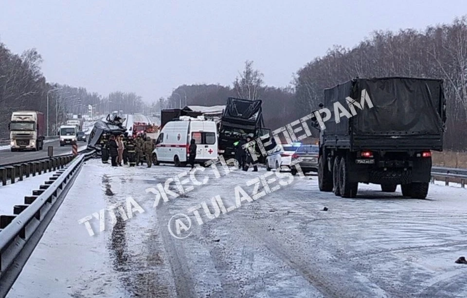 В ДТП с двумя фурами в Веневском районе пострадали два человека. Фото: телеграм-канал "Тула. Жесть".