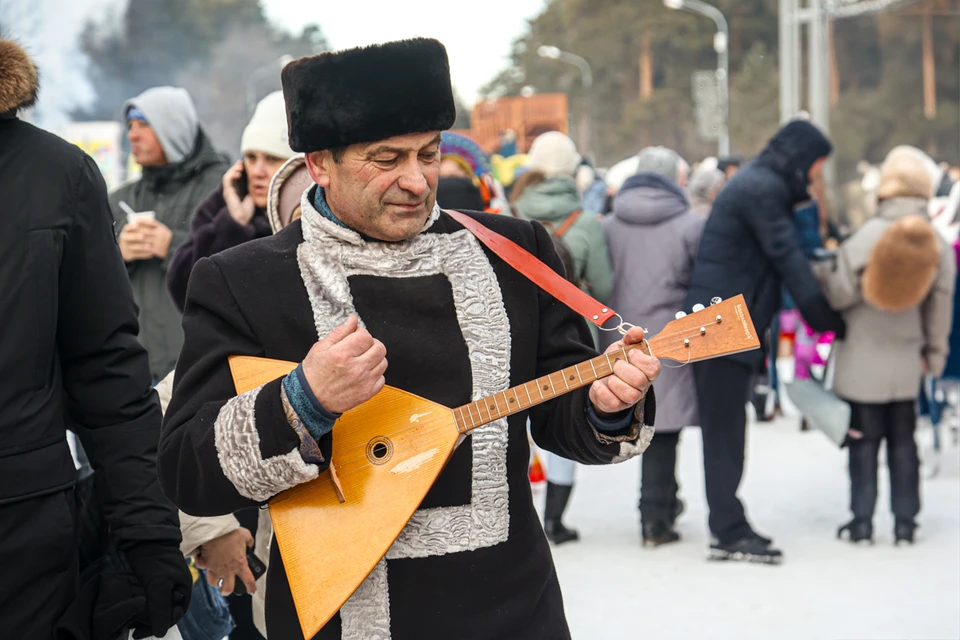 На фестивале отовсюду звучали народные песни.