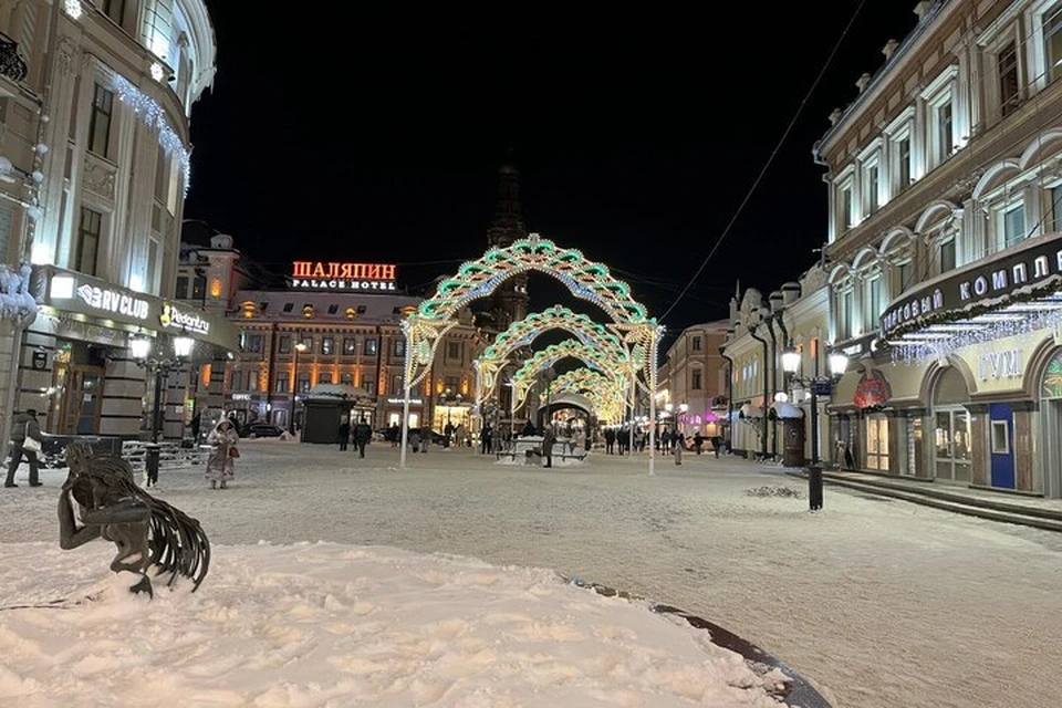 В Казани на улицах Баумана и Кремлевской, площади Свободы и в парке Черное озеро установили новогоднюю иллюминацию.