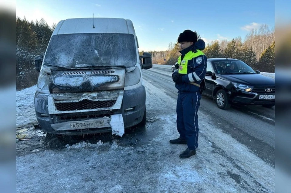 Автоинспекторы потушили возгорание микроавтобуса. Фото: пресс-служба ГУ МВД России по Свердловской области