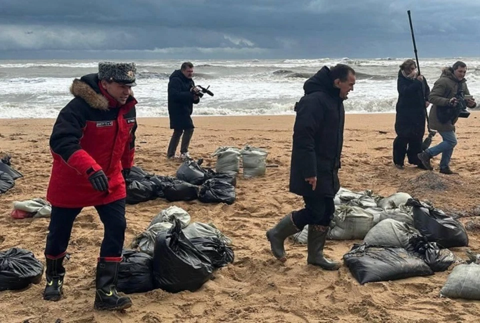 На Кубани очищают побережье от мазута, попавшего в море после крушения танкеров. Фото из Tg-канала губернатора Краснодарского края Вениамина Кондратьева.