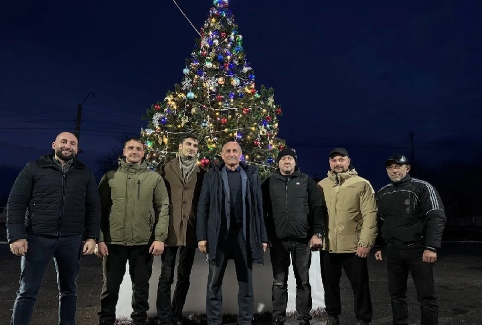 В центре Новоалексеевки Генического округа установили новогоднюю елку. ФОТО: администрация Генического МО