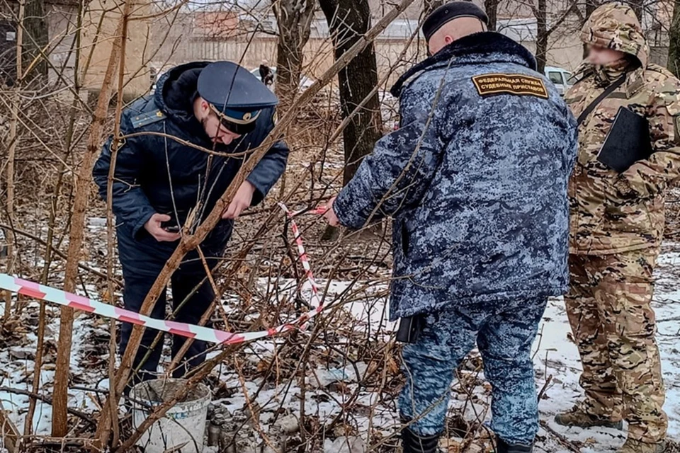 Возле здания суда в Донецке обнаружили взрывоопасные предметы. Фото: ГУФССП России по ДНР