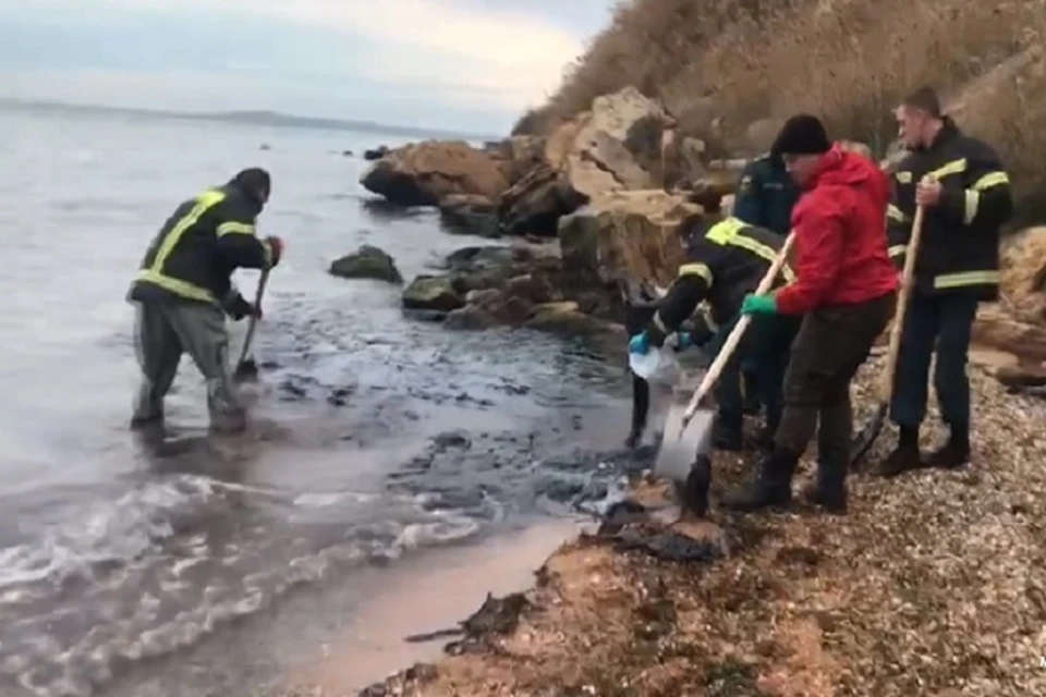 К побережью Керчи прибило мазут с потерпевших крушение танкеров. Фото: МЧС России