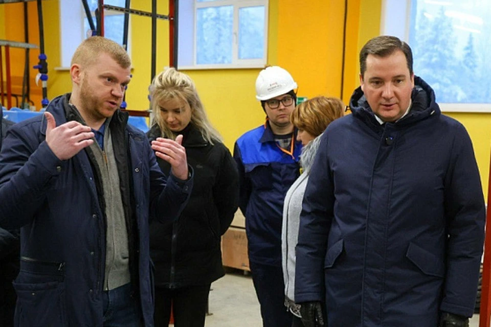 Губернатор Александр Цыбульский (справа) оценил новые мощности предприятия компании «Русский йод» по производству в Приморском округе кристаллического йода. Фото: пресс-служба Губернатора и Правительства Архангельской области.