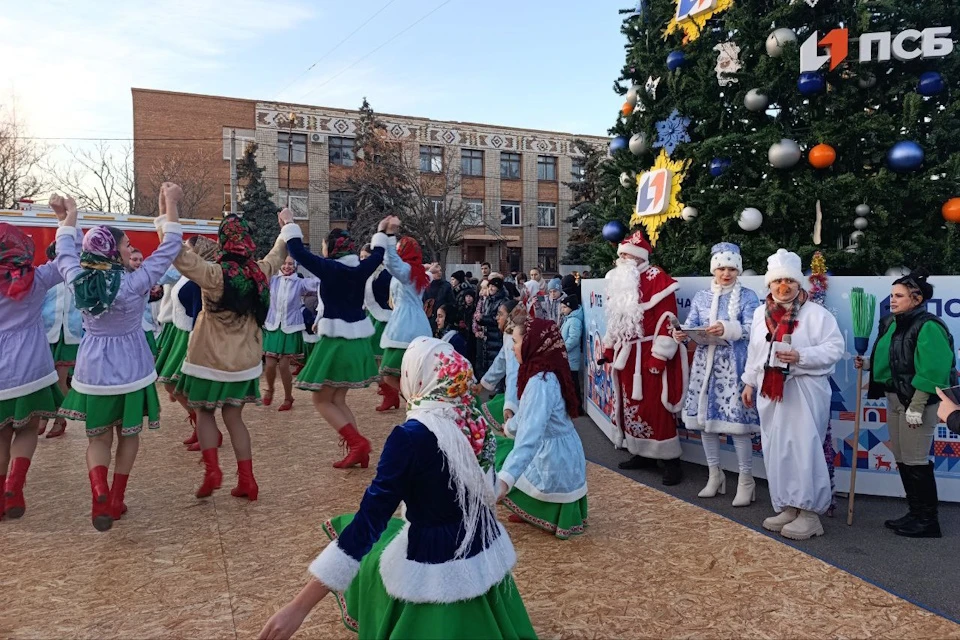 В Геническе открылась главная елка Фото: Геническая администрация