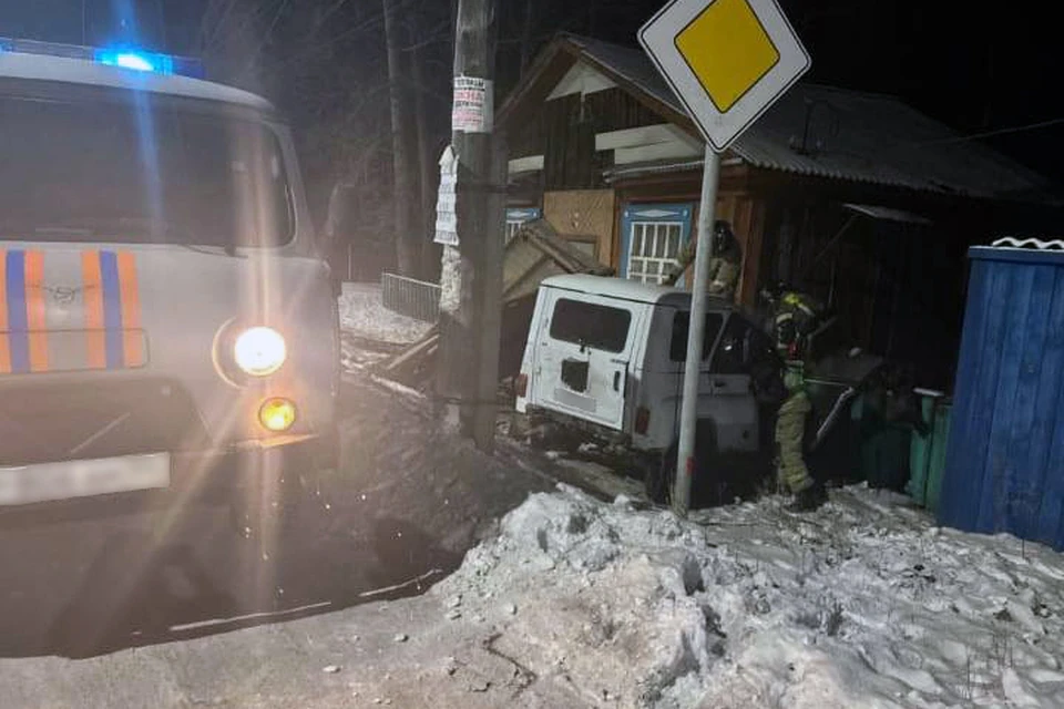 Мужчина не справился с управлением, съехал в кювет с последующим наездом на дом