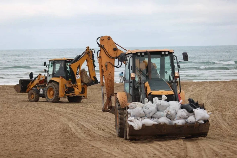 На Кубани 9 из 24 проб морской воды не соответствуют нормам после разлива мазута Фото: оперативный штаб региона