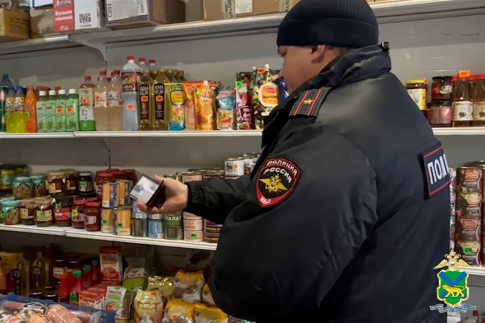 В магазине не ожидали прихода полицейских. Фото: УМВД России по Приморскому краю