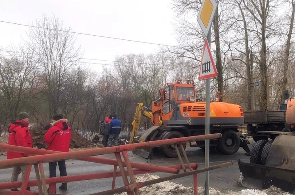 На Переборском тракте перед поворотом на дамбу меняют магистральную трубу от котельной "Переборы". ФОТО: ООО "Рыбинская генерация"