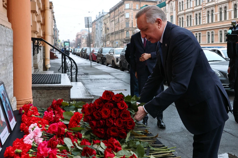 Александр Беглов возложил цветы к Генконсульству Азербайджанской Республики в Петербурге. Фото: gov.spb.ru