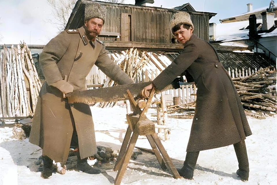 Николай Второй и царевич Алексей зимой в Тобольске.