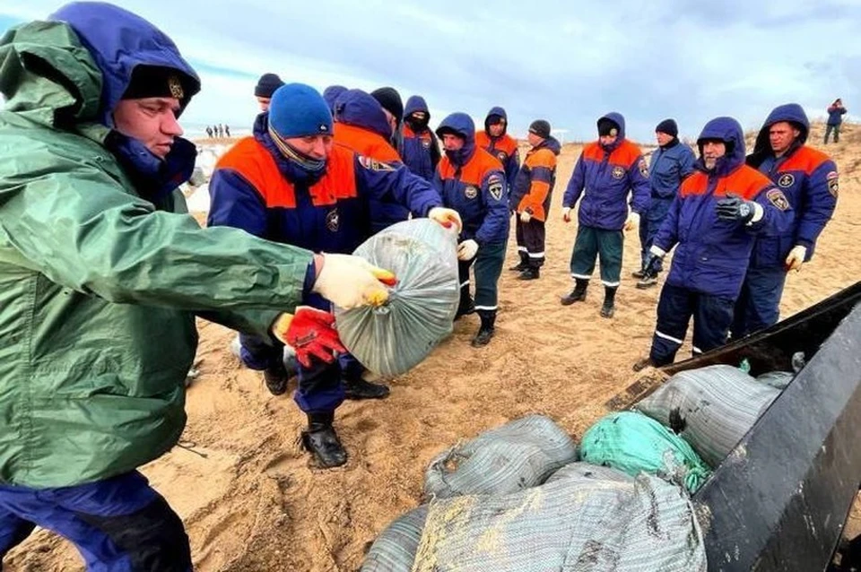 Песков: в Черном море сложилась критическая ситуация после крушения танкеров. Фото: МЧС России