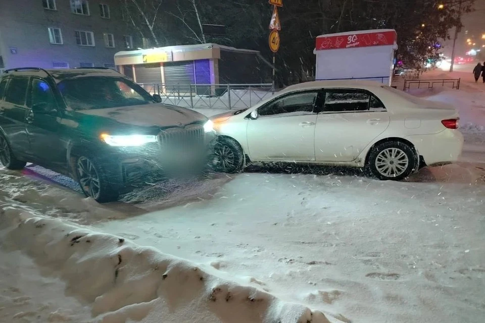 В Новосибирске водитель «Тойоты» врезался в стоявший на красном «БМВ» и погиб. Фото: ГАИ Новосибирска.