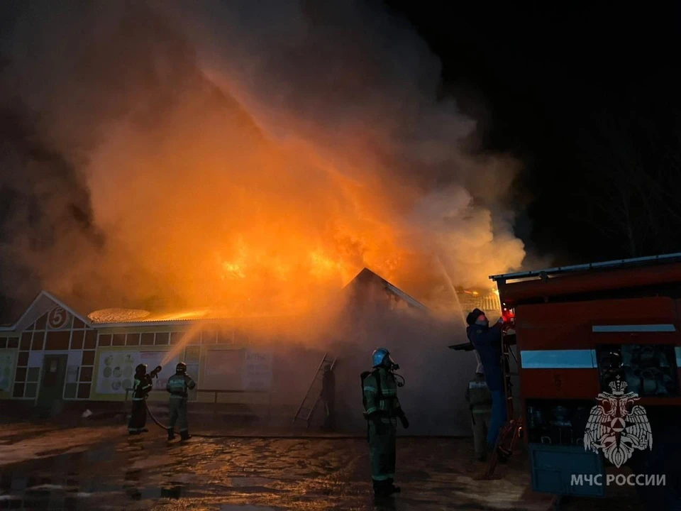 Ночной пожар уничтожил магазин продовольственных и промтоваров в Починках.