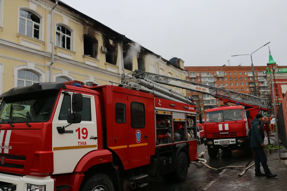 По состоянию на полдень 14 января огнеборцы МЧС России продолжают дополнительно проливать здание