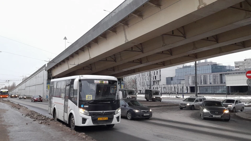 Движение 12 автобусных маршрутов затруднено у Мызинского моста из-за ремонта